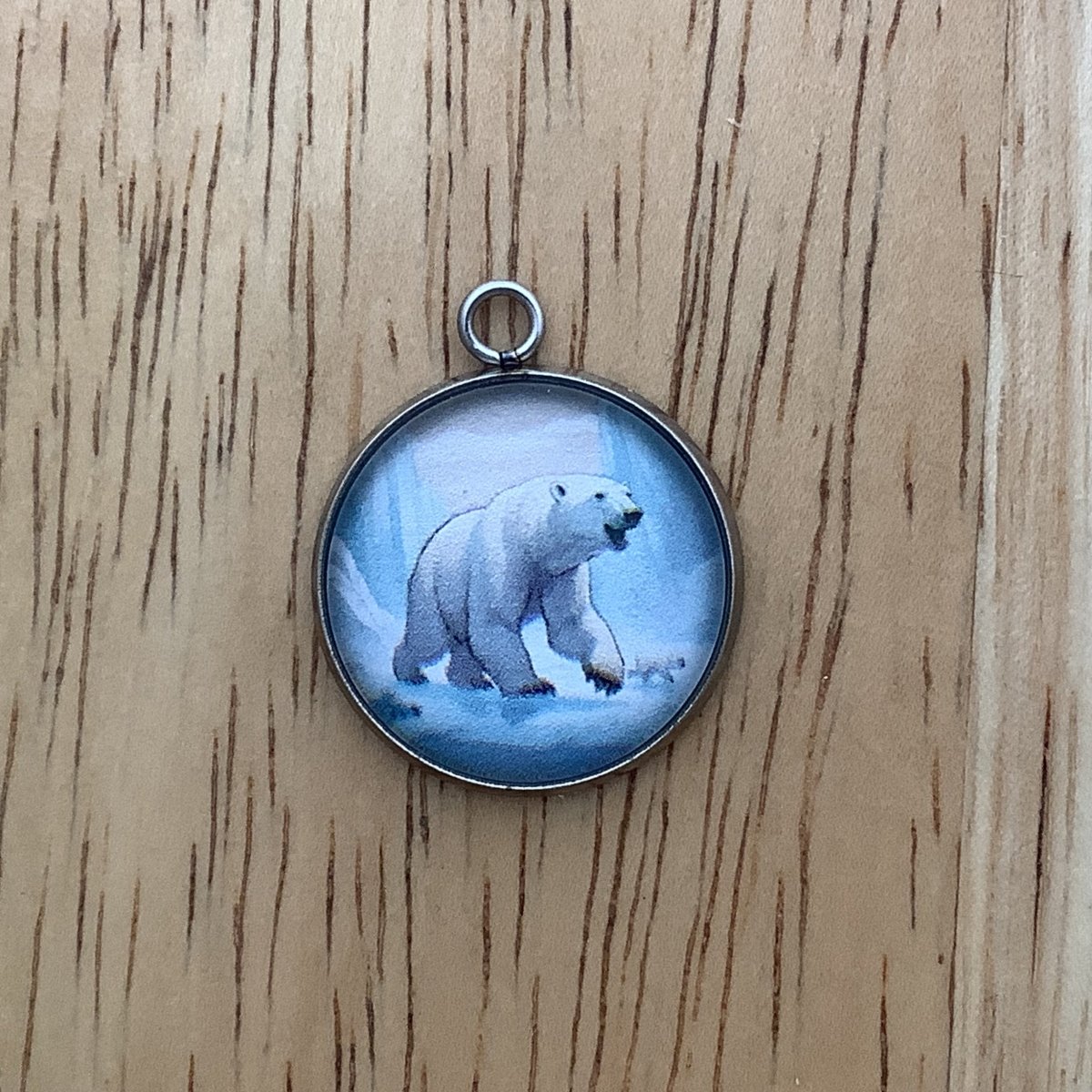 charm depicting a large polar bear 